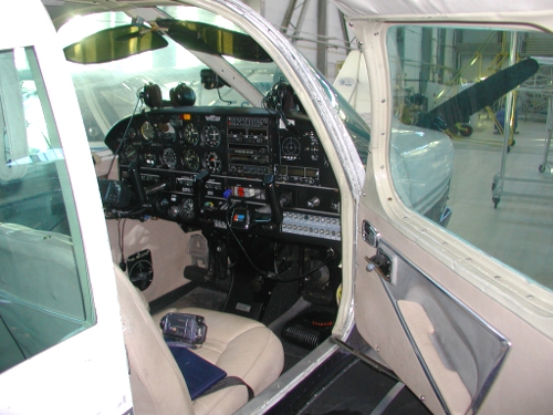 Piper Cherokee cockpit door entrance